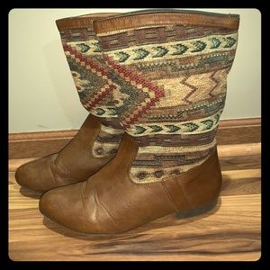 Cute Vintage Cognac Printed Boots!